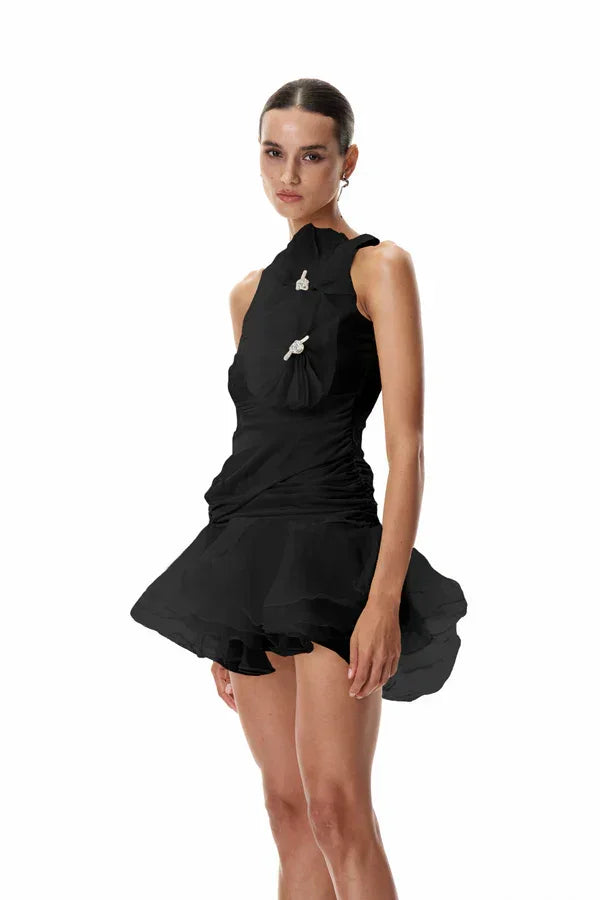 Robe de soirée femme en tissu léger, design fleuri avec plis, idéale pour les occasions spéciales et les dîners élégants.