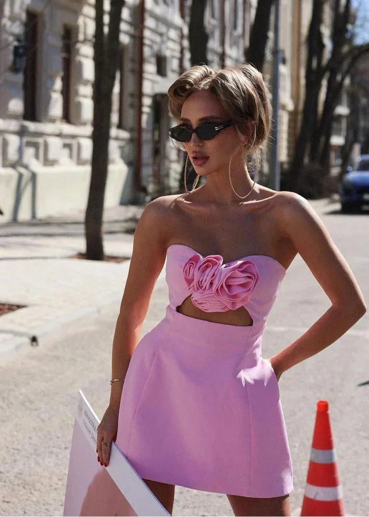 Robe de soirée femme en tissu léger, avec un bustier à fleurs et une jupe fluide, idéale pour les occasions spéciales.
