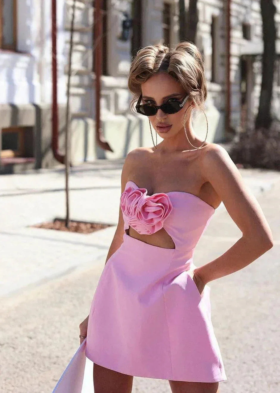 Robe de soirée femme avec bustier floral, en tissu léger, idéale pour les occasions spéciales, avec des détails raffinés.