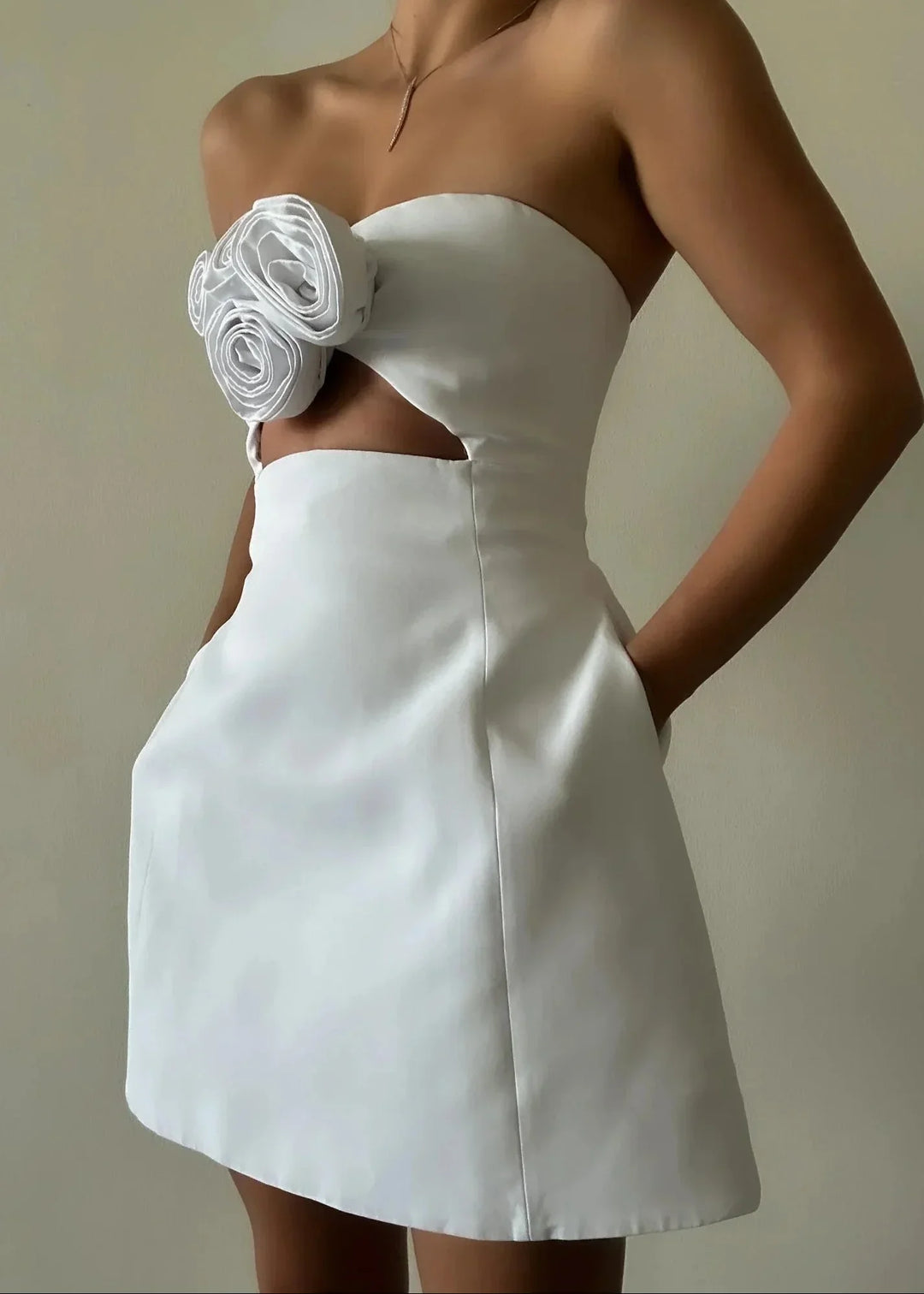 Robe de soirée femme à fleurs, en tissu léger, avec bustier ajusté et jupe fluide, idéale pour les occasions spéciales.