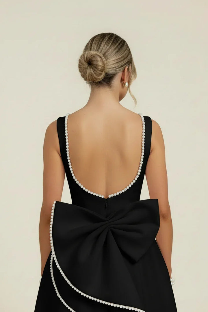 Robe de soirée rose pour femme, en satin, avec un dos noué et une silhouette élégante qui met en valeur la taille.