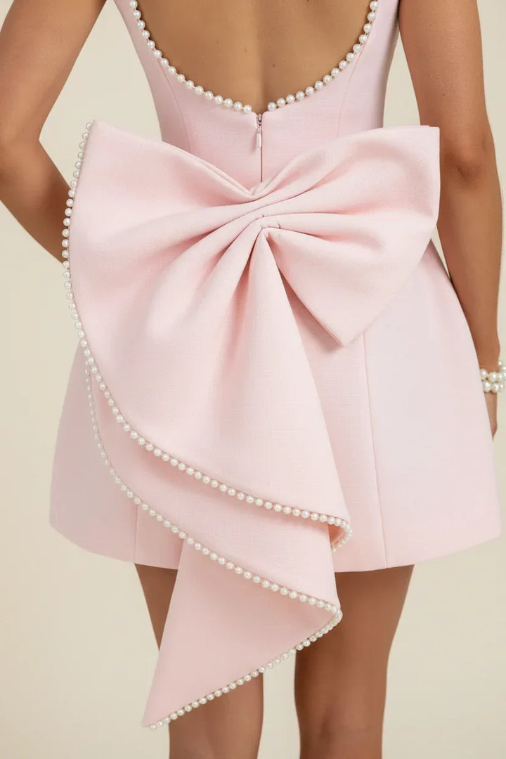 Robe de soirée pour femme en satin rose avec un élégant dos noué et une jupe fluide, parfaite pour les occasions spéciales.