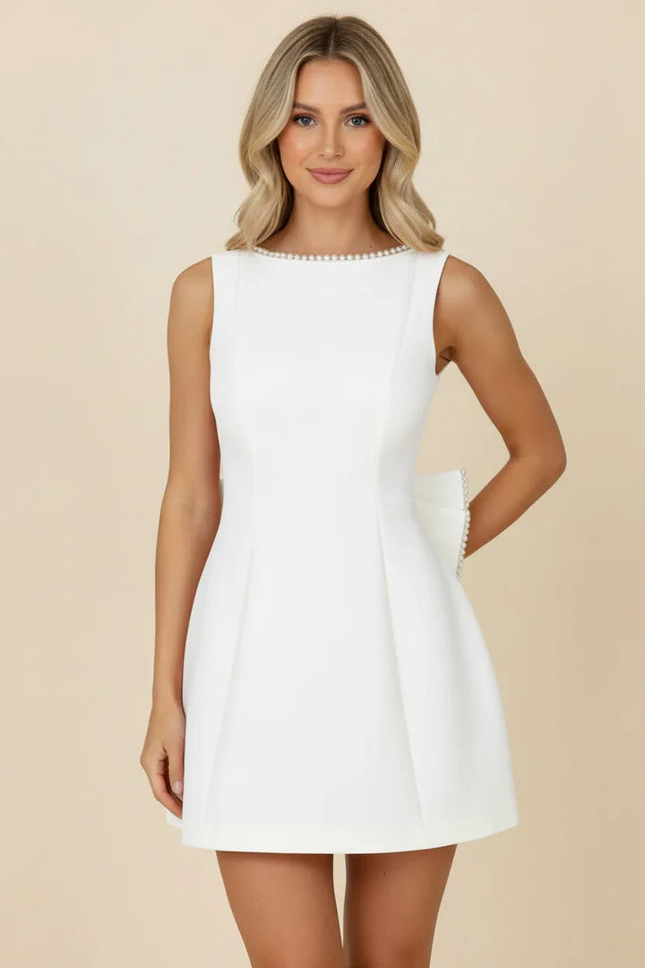 Robe de soirée femme en satin rose avec un dos noué, jupe fluide et décolleté élégant. Ideal pour des occasions spéciales.