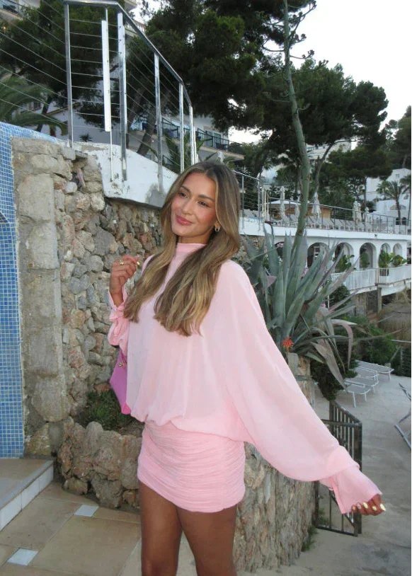 Robe de soirée rose en satin, manches longues, décolleté en V et taille ajustée, parfaite pour les occasions spéciales.
