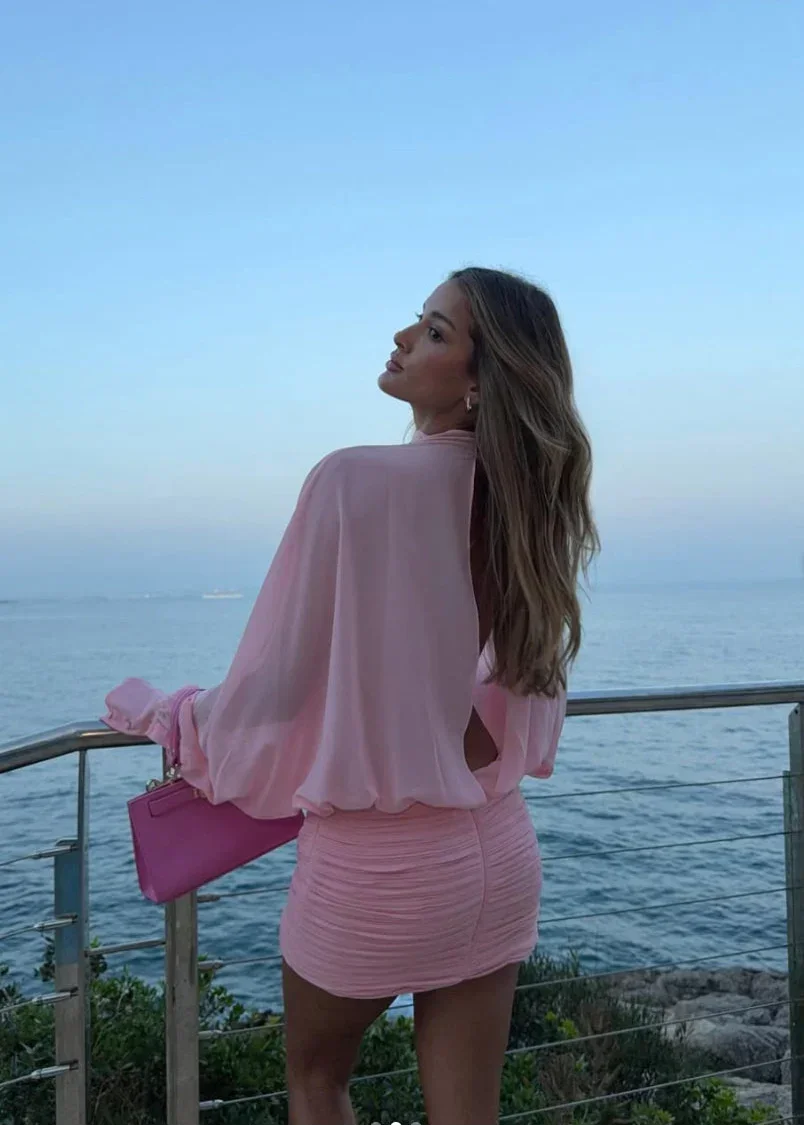 Robe de soirée rose pour femme, manches longues, en satin léger avec un décolleté en V et une taille cintrée.