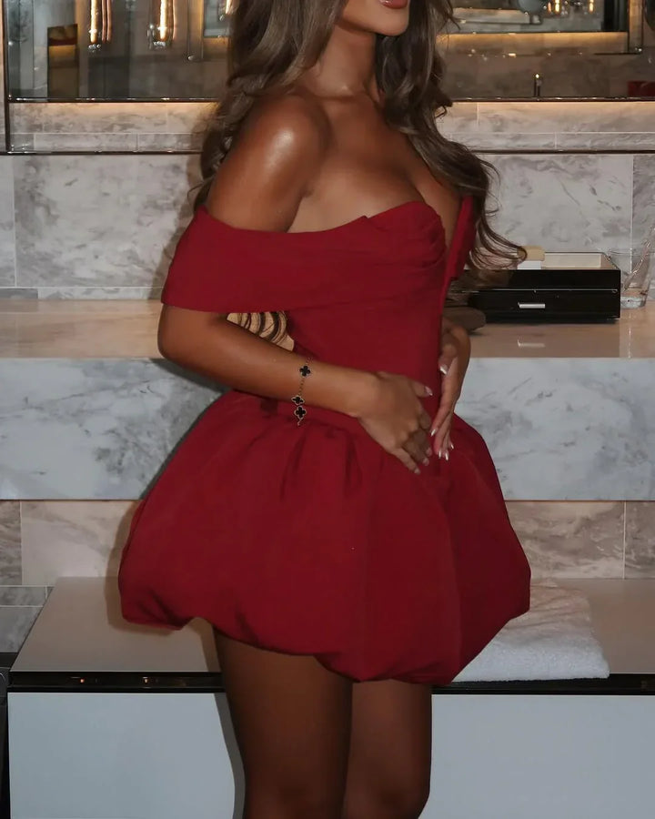 Robe de soirée femme rouge en satin, avec bustier ajusté et jupe bouffante, idéale pour les occasions spéciales.