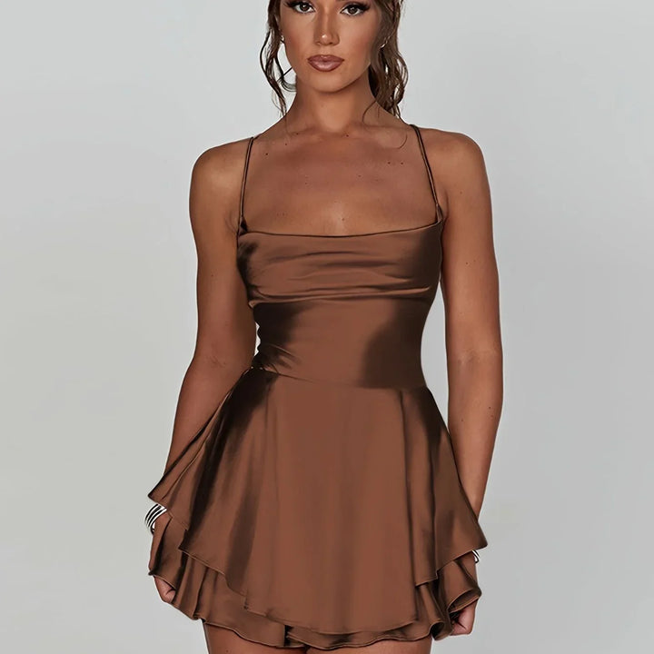 Robe dos nu femme en coton avec bretelles fines et jupe évasée, idéale pour les journées d'été.