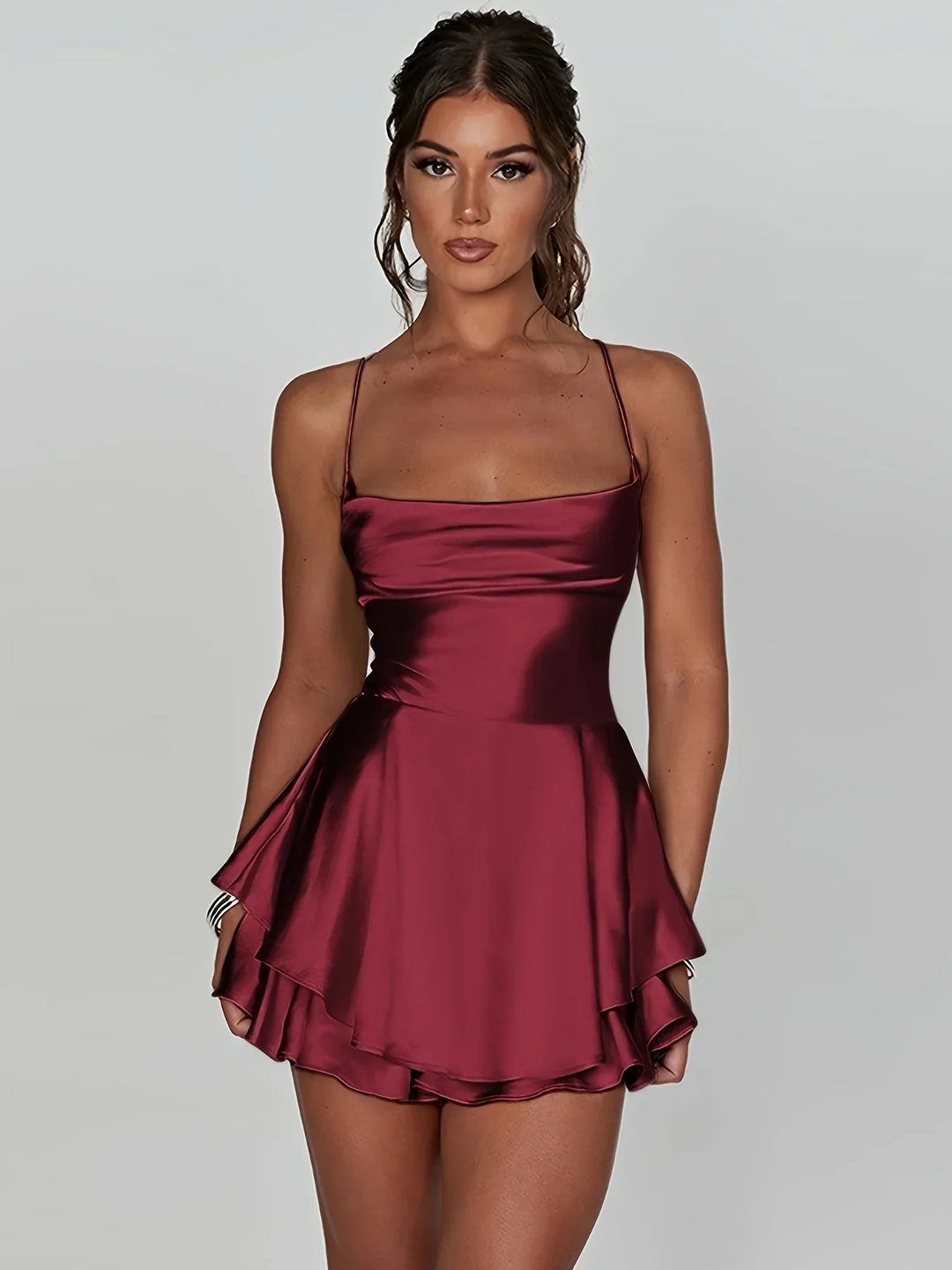 Robe dos nu femme en coton léger, avec bretelles fines et jupe évasée pour un look décontracté et aérien.