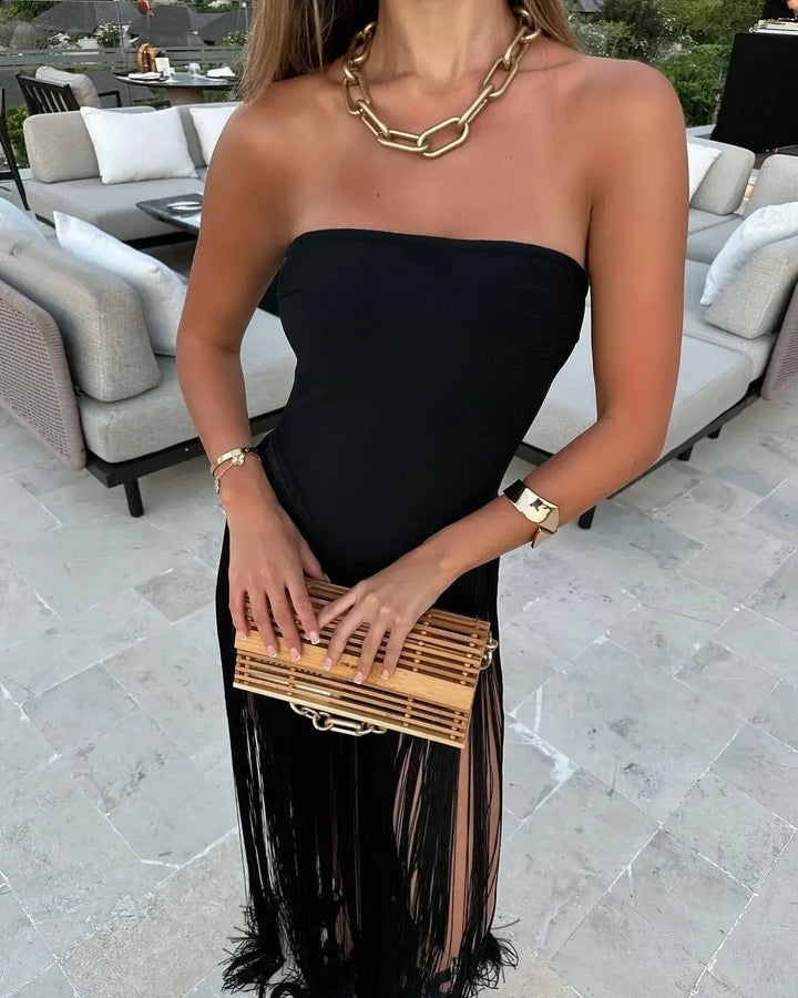 Robe d'été femme en bandage avec franges, silhouette ajustée et détails en dentelle pour un look élégant et féminin.