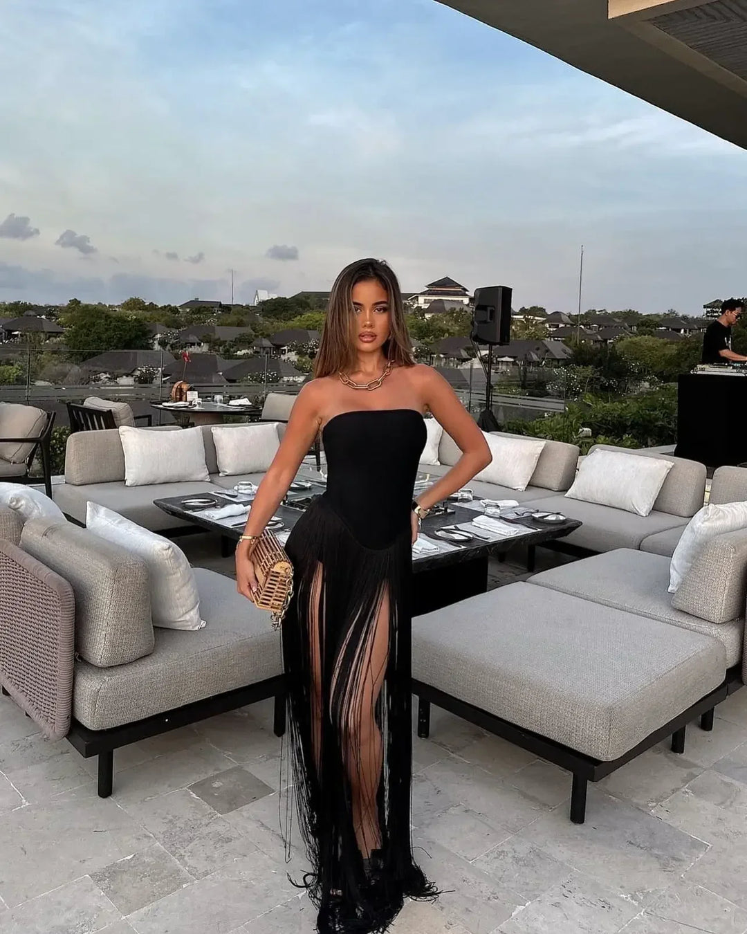 Robe d'été femme en bandage avec franges, conçue en jersey stretch pour un ajustement confortable et un style décontracté.