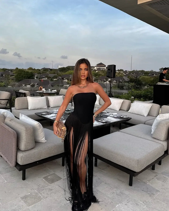 Robe d'été femme en bandage avec franges, conçue en jersey stretch pour un ajustement confortable et un style décontracté.