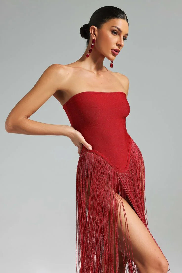 Robe d'été femme en bandage avec franges, tissu stretch, coupe ajustée et design asymétrique pour un look tendance.