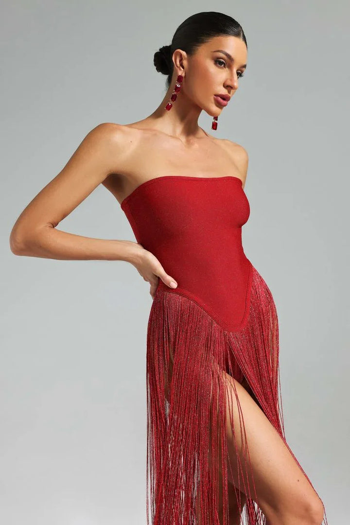 Robe d'été femme en bandage avec franges, tissu stretch, coupe ajustée et design asymétrique pour un look tendance.