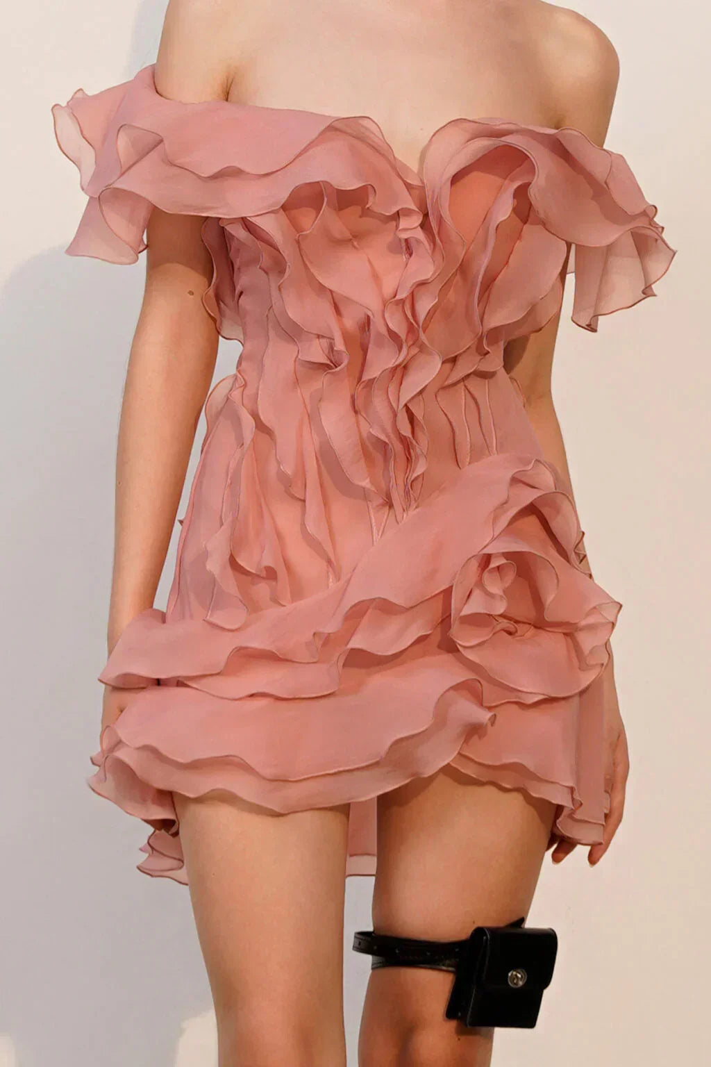Robe blanche pour femme avec volants, en coton léger, idéale pour les journées estivales et les occasions décontractées.
