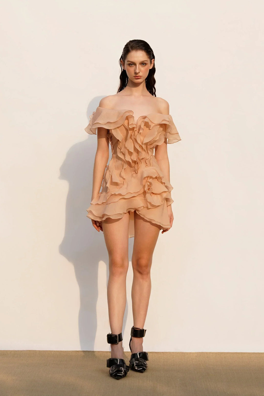 Robe d'été blanche pour femme avec volants légers, en tissu breathable et coupe fluide, idéale pour les journées chaudes.
