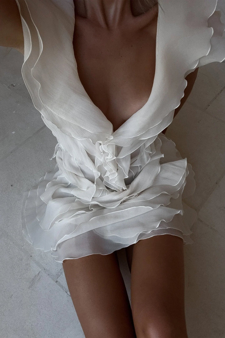 Robe d'été blanche pour femme, en coton léger, avec volants délicats sur les manches et l'ourlet. Idéale pour les jours…