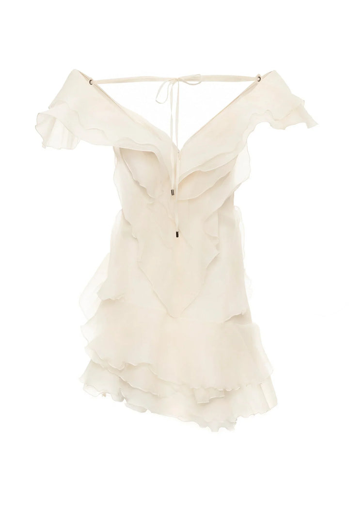 Robe d'été femme blanche avec volants, en coton léger, idéale pour les journées ensoleillées et décontractées.