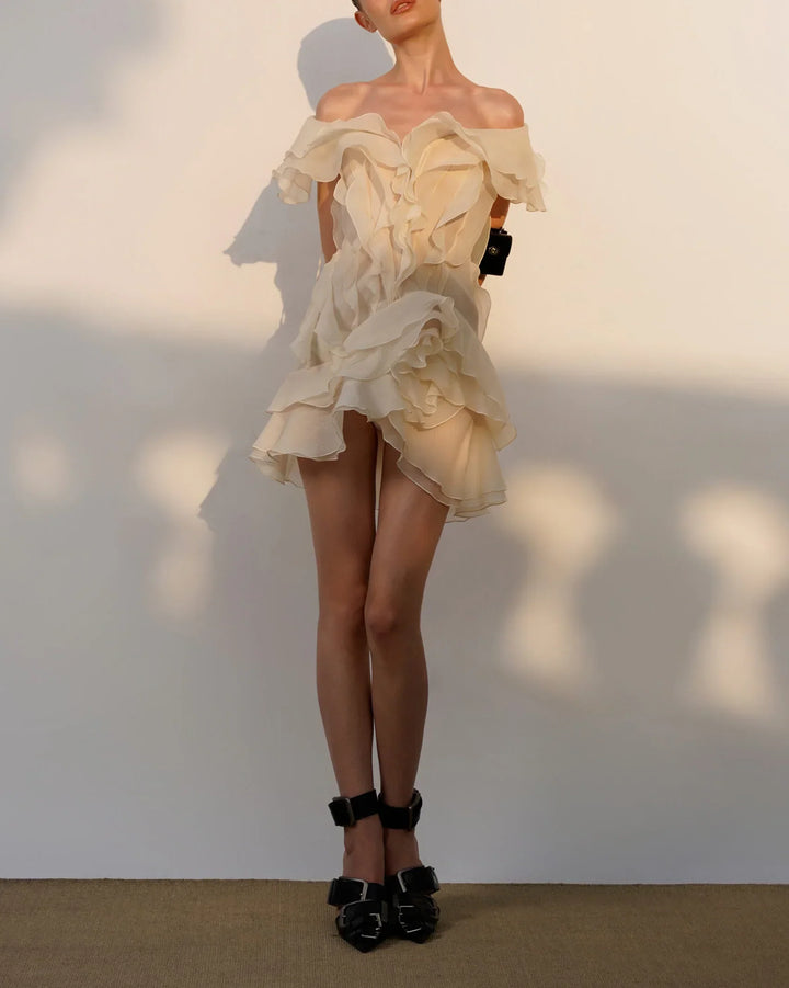 Robe d'été blanche pour femme avec volants, en coton léger, idéale pour les journées ensoleillées.