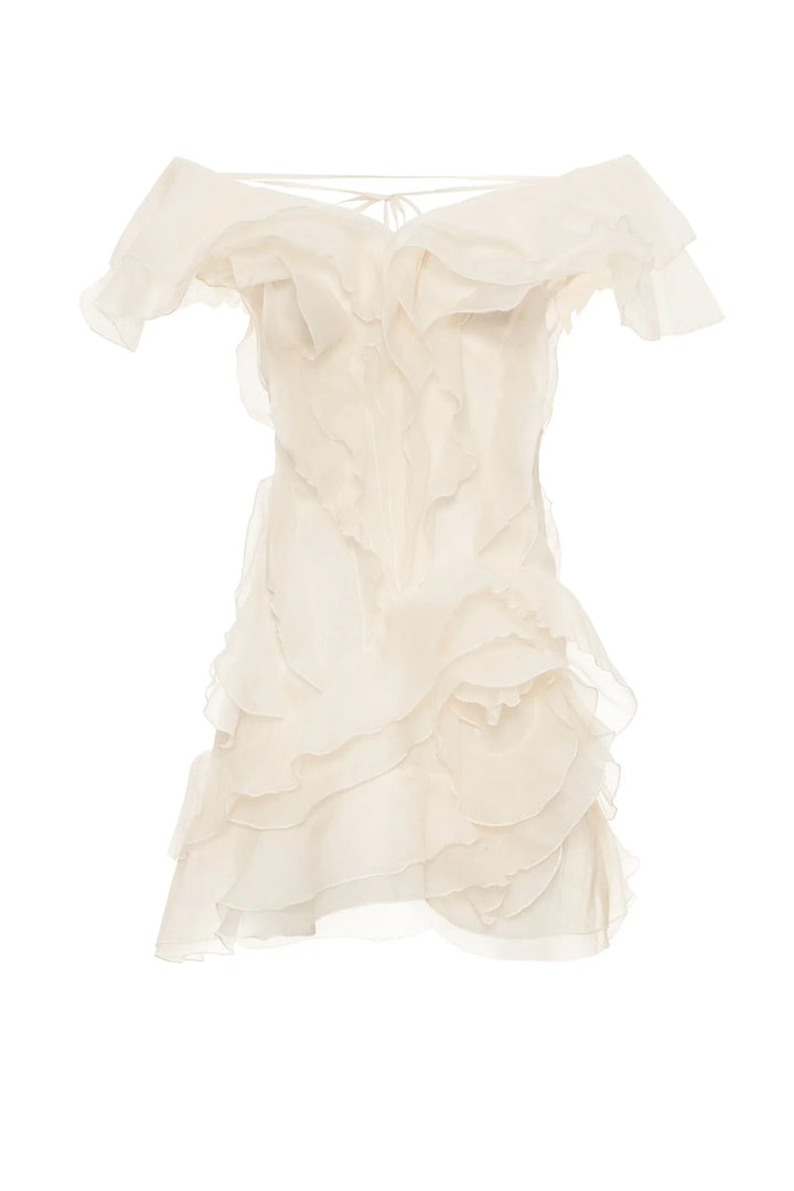 Robe d'été blanche pour femme en ivoire, avec volants délicats et tissu léger, idéale pour des journées ensoleillées.