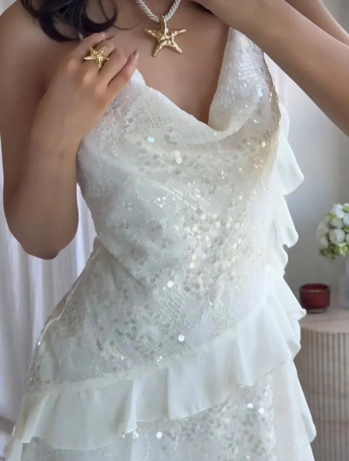 Robe d'été blanche pour femme ornée de sequins, avec un look léger et une coupe fluide idéale pour les journées ensoleillées.