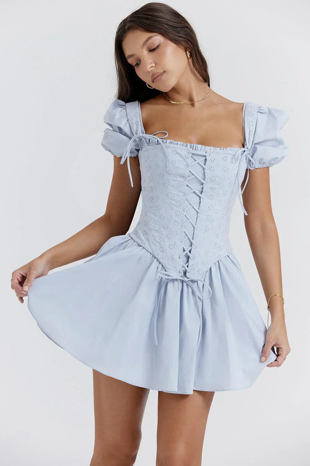 Robe été femme bleue en coton, avec corset brodé et jupe fluide pour un look printanier et élégant.
