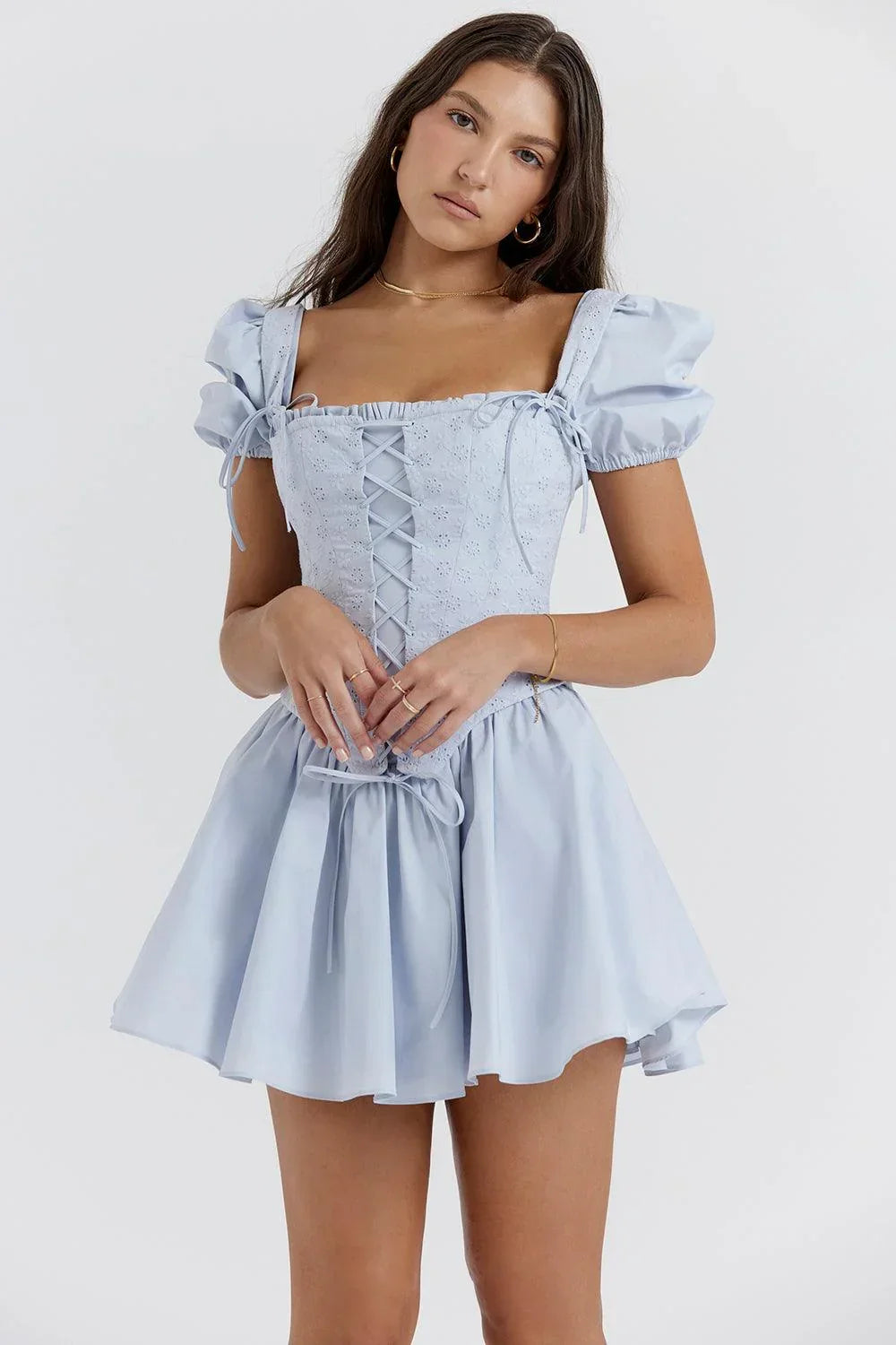 Robe été femme bleue avec corset brodé en coton, mettant en valeur un design élégant et des détails raffinés.