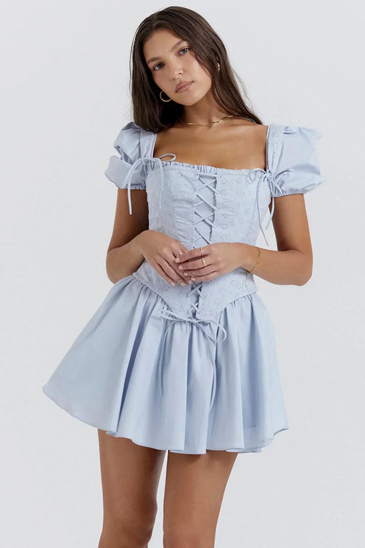 Robe d'été bleue pour femme avec corset brodé, en coton léger et à manches courtes, parfait pour les journées chaudes.