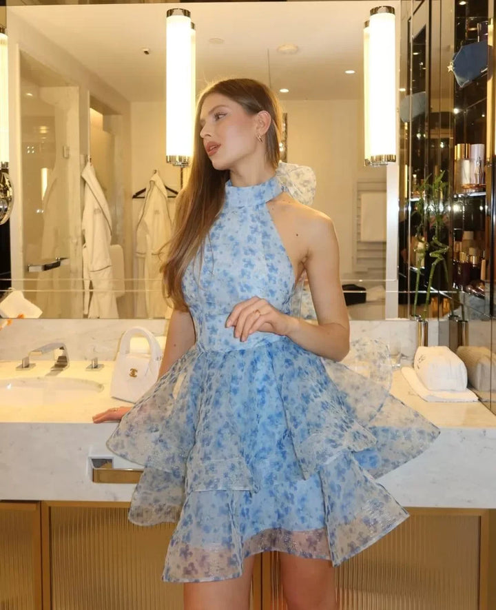 Robe d'été bleu fleuri pour femme, en coton léger, avec manches courtes et nœud à la taille pour un ajustement féminin.