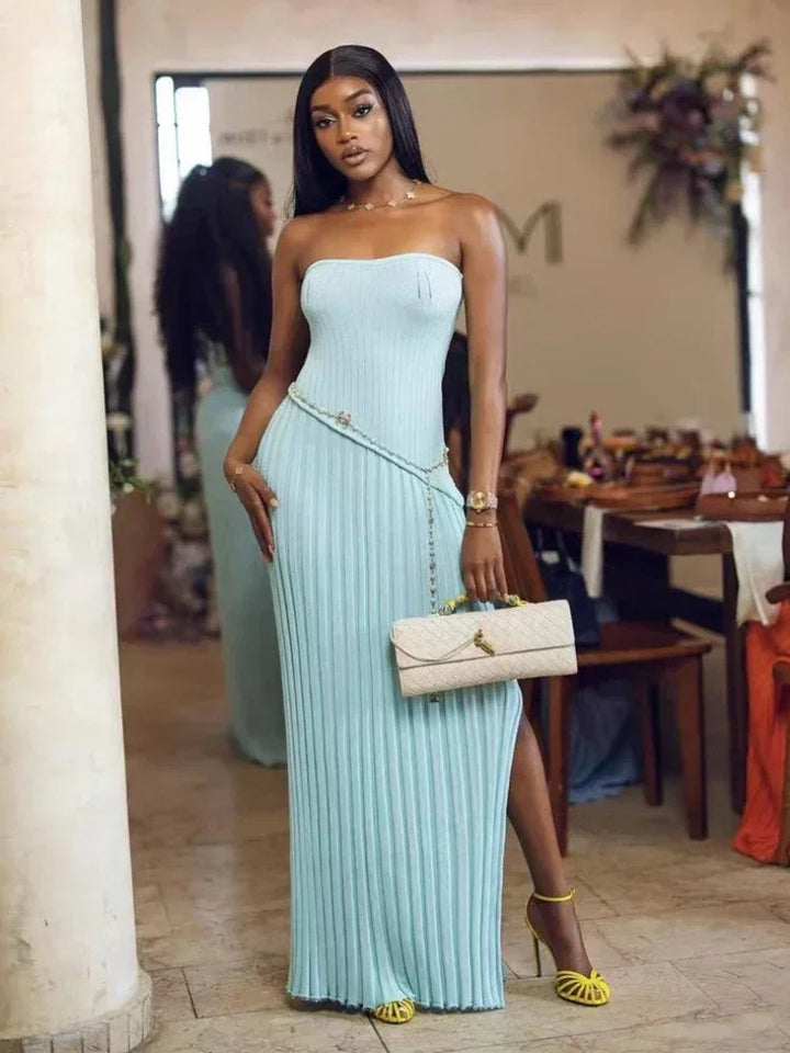 Robe d'été bleue plissée sans bretelles, en polyester léger, parfaite pour les journées chaudes. Design élégant et aéré.