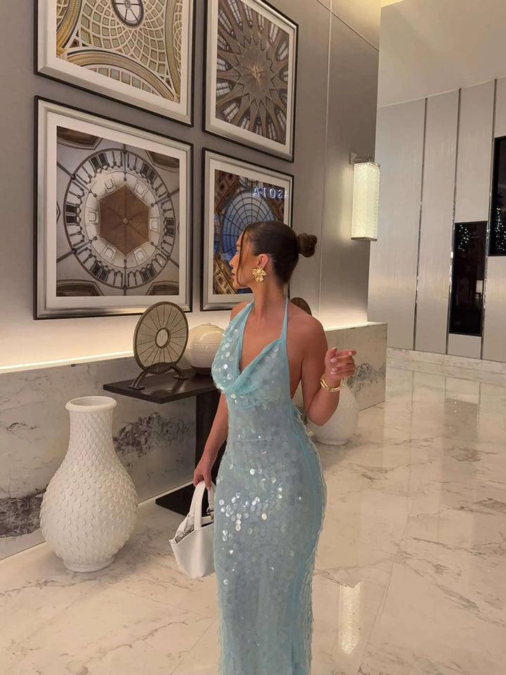 Robe d'été femme bleue en tissu léger avec des sequins scintillants, design sans manches et coupe fluide.