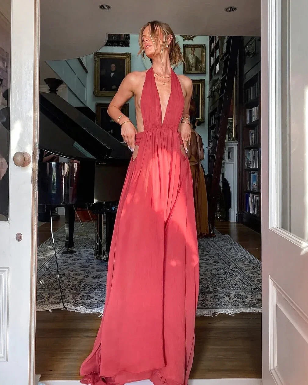 Robe d'été femme dos nu en coton léger, avec imprimé floral et long dos dénudé pour une silhouette aérienne et estivale.