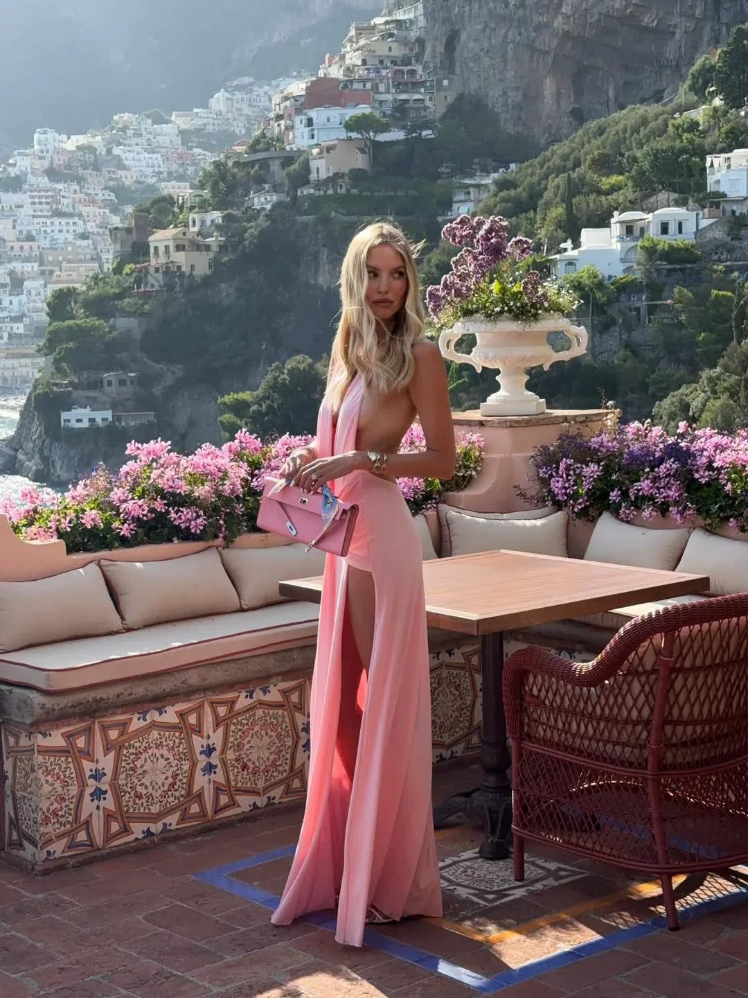 Robe d'été femme longue, en coton léger, avec un dos nu élégant et un design fluide pour un confort optimal.