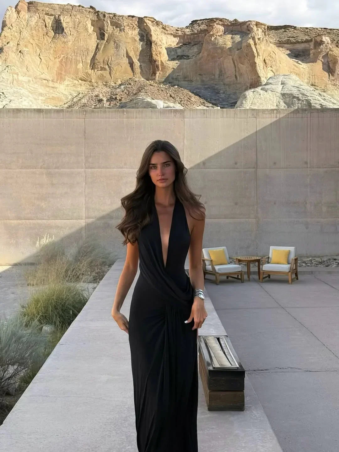 Robe d'été femme noire, longue, en coton léger, avec un dos nu élégant et des bretelles fines pour un look estival.
