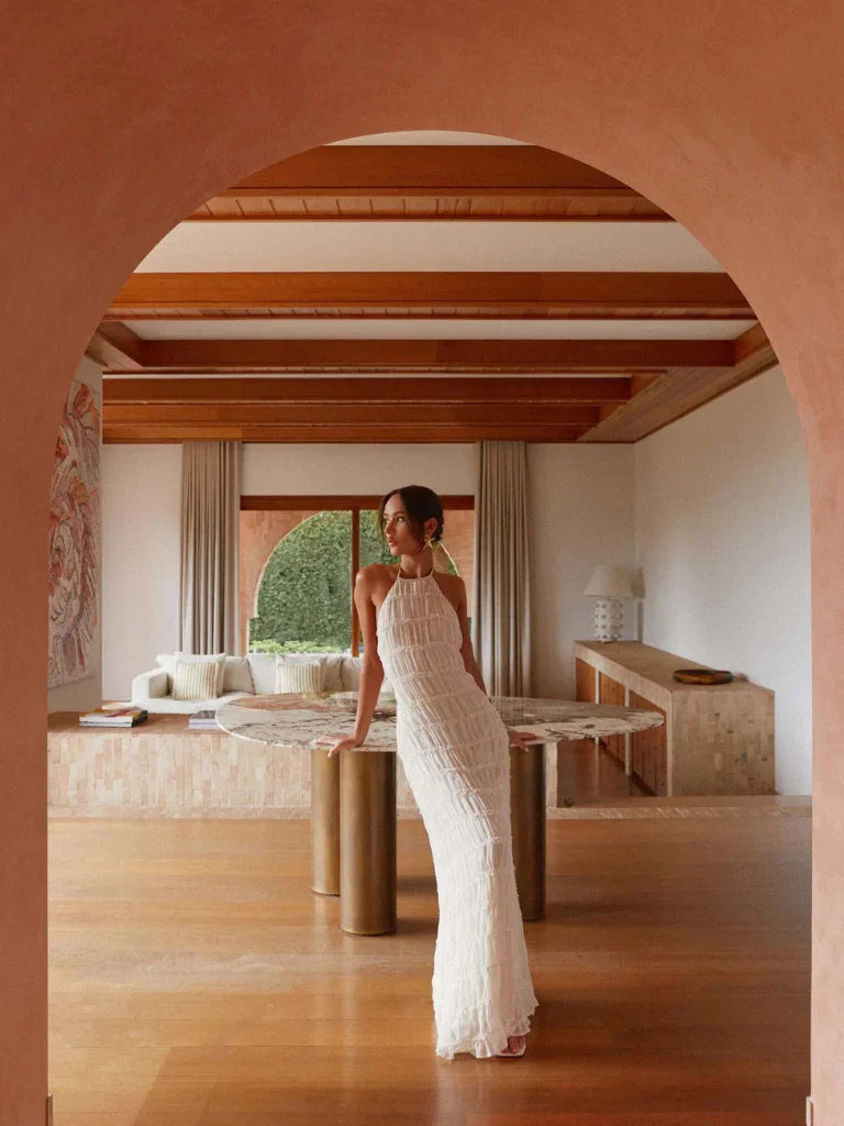Robe d'été femme à dos nu en tissu texturé, avec des bretelles fines et une coupe fluide pour un style décontracté.