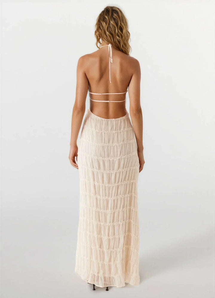 Robe d'été femme dos nu en tissu texturé, avec une coupe fluide et des détails élégants pour une allure décontractée.