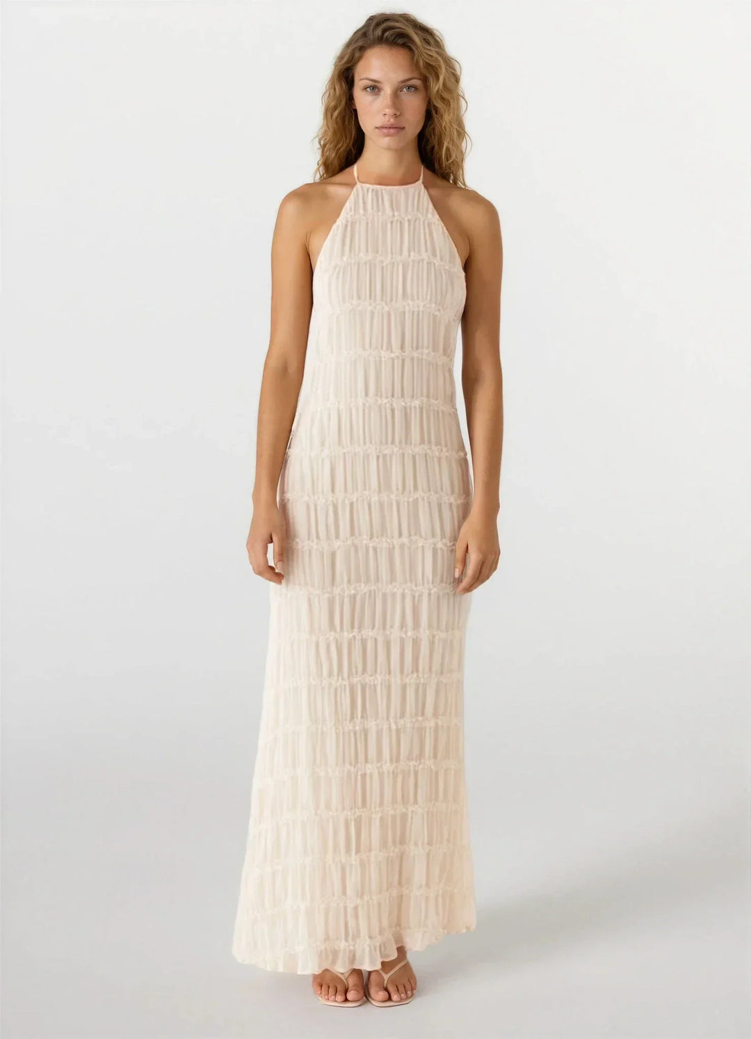 Robe d'été femme crème, dos nu, en tissu texturé léger, idéale pour les journées chaudes et décontractées.