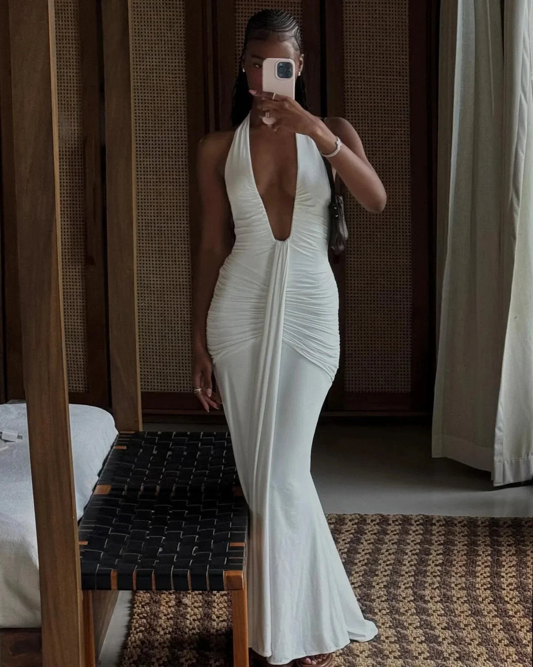 Robe d'été femme encolure plongeante, dos nu, en coton léger avec un design fluide et une coupe ajustée à la taille.