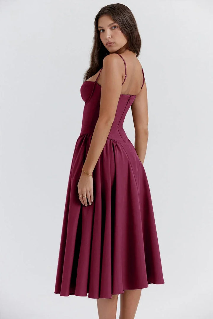 Robe d'été femme avec encolure structurée, en coton léger, imprimée avec des motifs floraux colorés. Parfaite pour les…