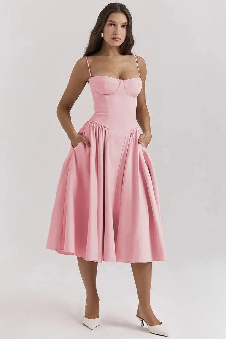 Robe d'été femme à encolure structurée, en coton léger, avec une coupe fluide et des manches courtes.