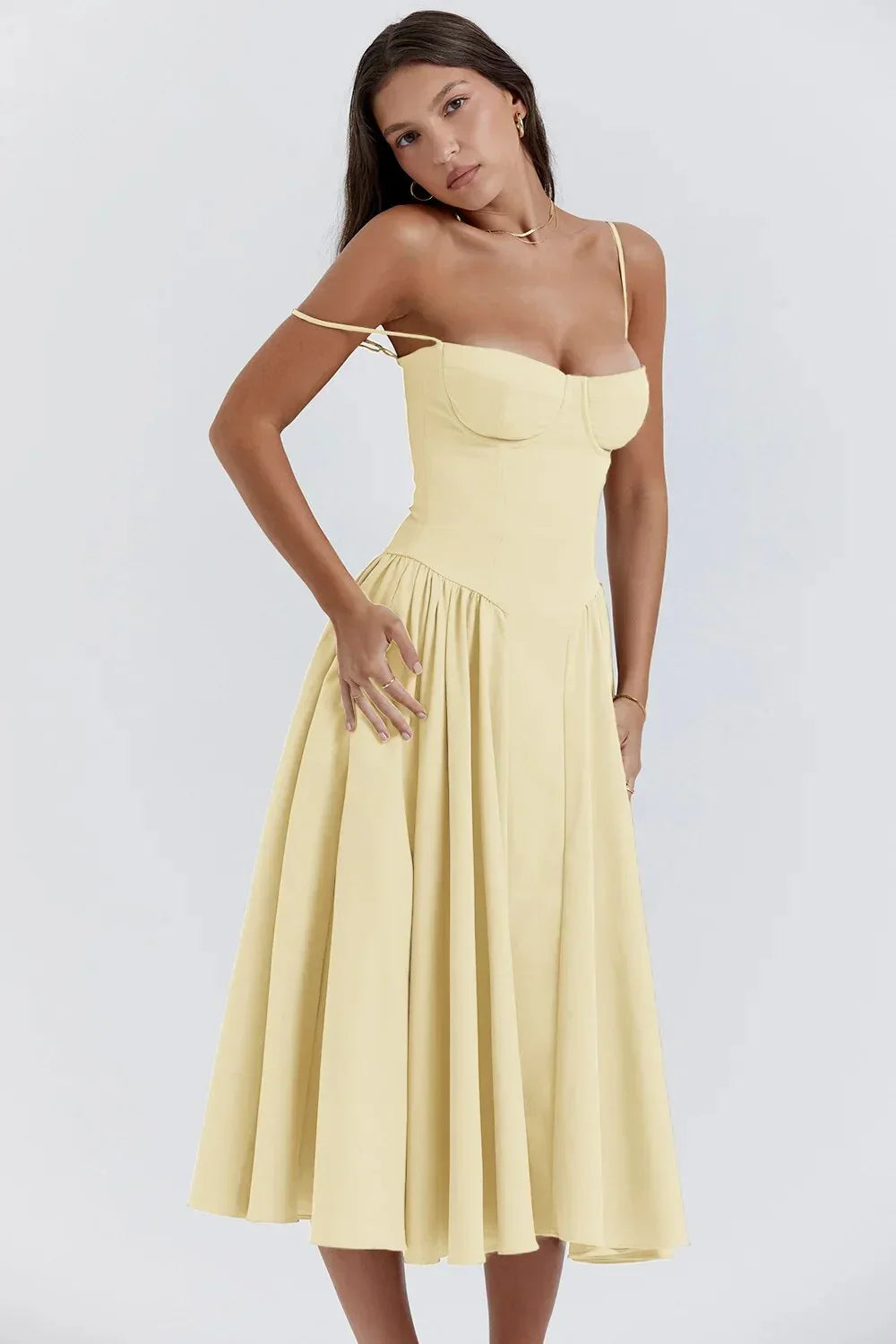 Robe d'été femme avec encolure structurée, en coton léger, modèle ajusté mettant en valeur la silhouette, idéale pour les…