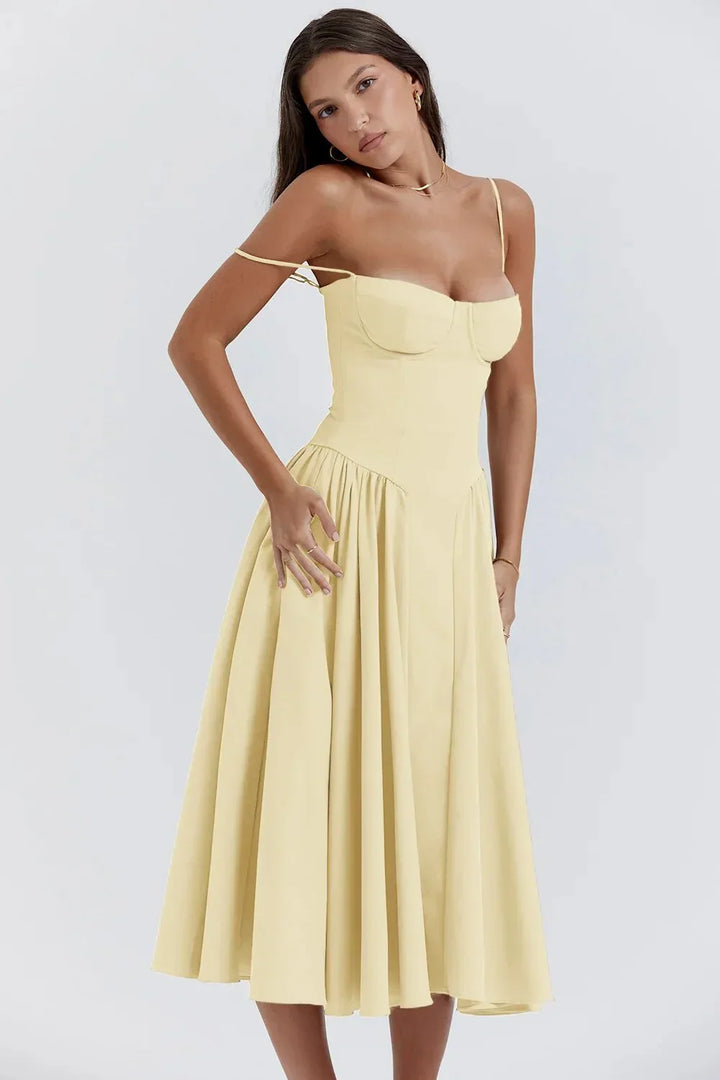 Robe d'été femme avec encolure structurée, en coton léger, modèle ajusté mettant en valeur la silhouette, idéale pour les…