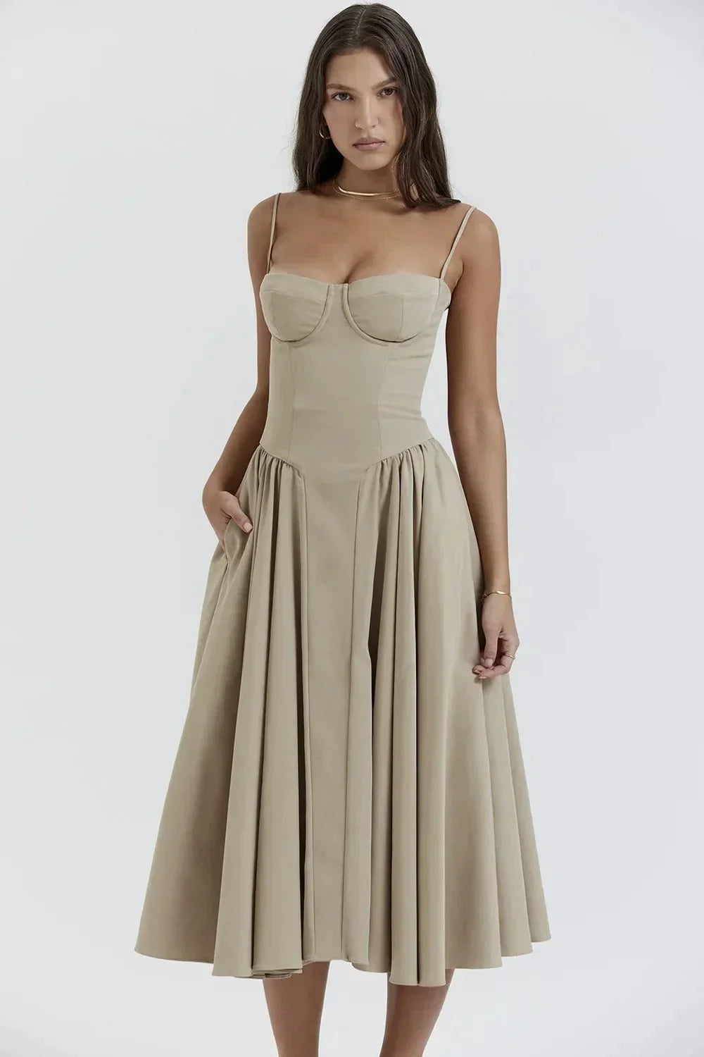 Robe été femme à encolure structurée, en coton léger, avec une coupe fluide et des motifs floraux discrets.