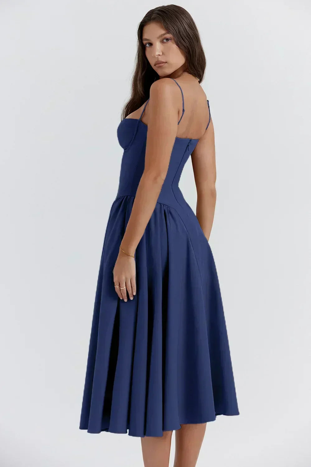 Robe d'été femme avec encolure structurée, en coton léger, à motifs floraux, idéale pour les journées ensoleillées.