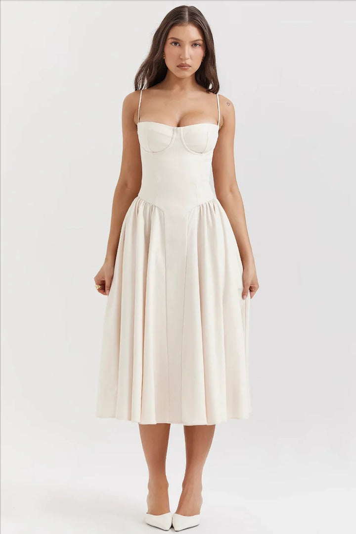 Robe d'été blanche pour femme avec encolure structurée, fabriquée en coton léger, parfaite pour les journées ensoleillées.