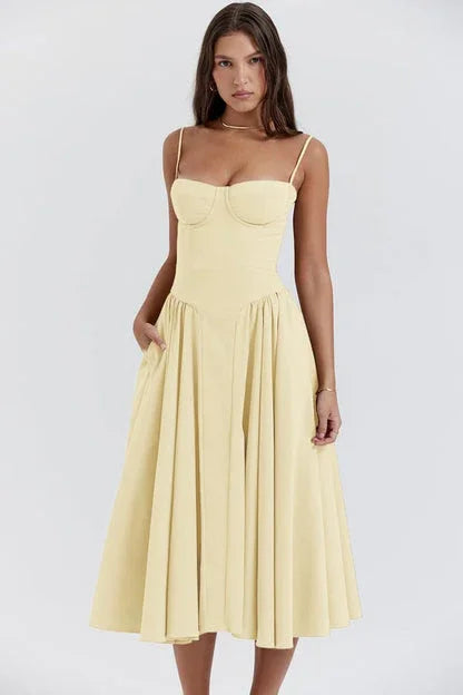 Robe été femme butter jaune, en coton léger, avec encolure structurée et coupe fluide pour un confort estival.