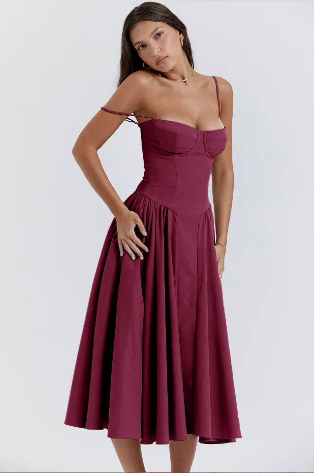 Robe d'été femme encolure structurée en Mulberry, en tissu léger avec des détails raffinés et une coupe flatteuse.