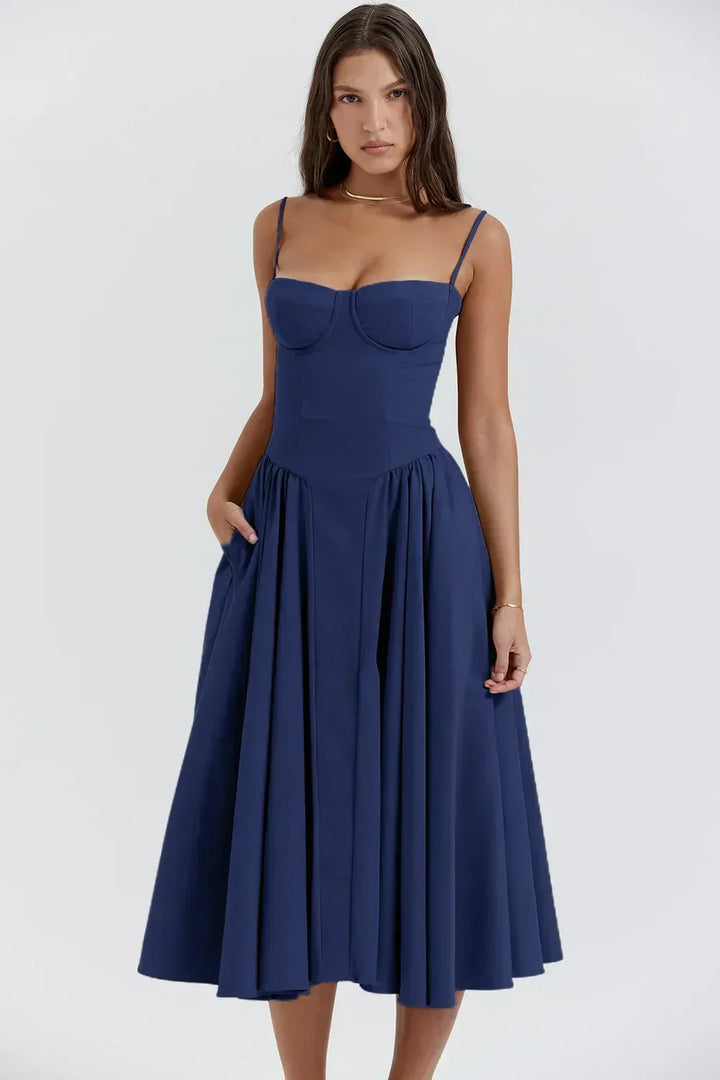 Robe d'été femme navy, en coton doux, avec encolure structurée et coupe fluide, idéale pour les journées ensoleillées.