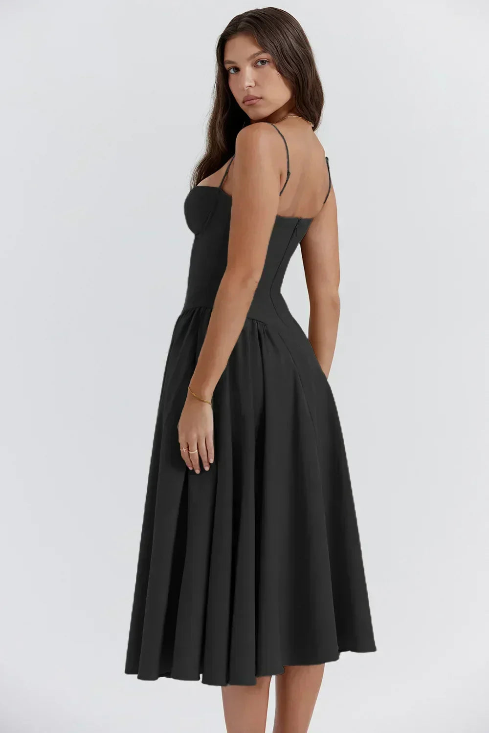 Robe d'été femme encolure structurée, en tissu léger noir, avec des détails élégants et une coupe confortable.