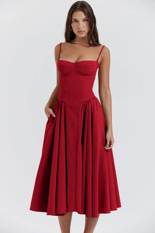 Robe d'été femme rouge à encolure structurée, en tissu léger, avec coupe fluide et détails élégants sur les épaules.