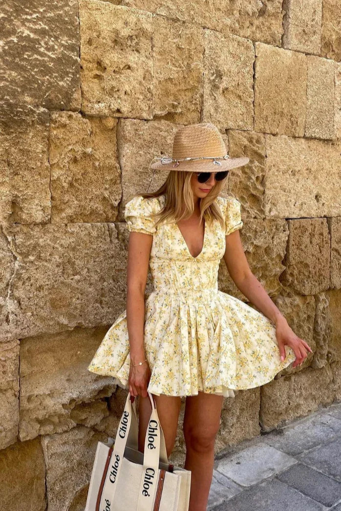 Robe d'été femme en coton léger, à motif floral, col en V, coupe fluide pour un look décontracté et aéré.